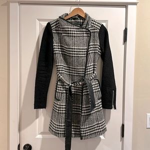 Guess wool houndstooth trench goat with leather and zipper details!